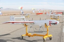 ایران میں ایک فوجی مشقوں کے دروان ملک میں تیار کیے جانے والے ڈرونز کی آزمائش کی جا رہی ہے۔ مارچ 2021