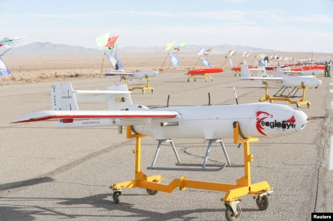 فوجی مشقوں میں استعمال کیے جانے والے ایران کے اپنے تیار کردہ ڈرون۔