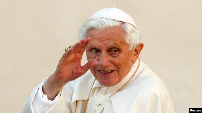 El papa emérito Benedicto XVI saluda cuando llega para dirigir la audiencia general del miércoles en la plaza de San Pedro, en el Vaticano el 24 de octubre de 2012.