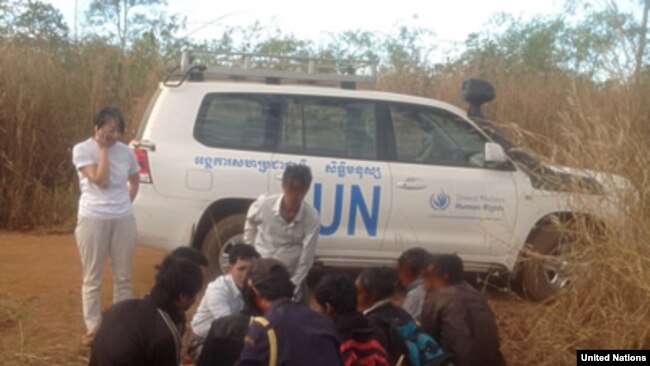 Nhóm người Thượng Việt Nam tiếp xúc với nhân viên UNHCR