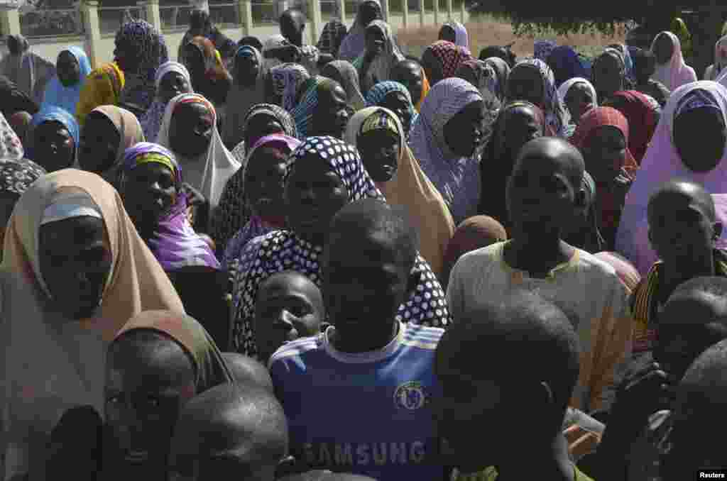 Ibu dan kerabat siswi-siswi yang diculik bereaksi dalam pertemuan dengan gubernur negara bagian Borno di Chibok, Maiduguri (22/4).