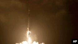 私营公司SpaceX在加州发射的猎鹰9号火箭（2021年11月23号）