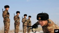Chinese soldiers undergo a training session in Hami, northwest China's Xinjiang region on January 12, 2011.