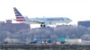 American Airlines Boeing 737 MAX 8, dalam penerbangan dari Miami ke New York City, datang untuk mendarat di Bandara LaGuardia di New York, AS, 12 Maret 2019. (Foto: REUTERS/Shannon Stapleton)