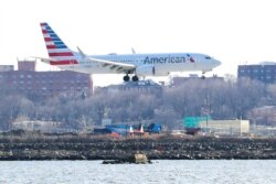 Pesawat Boeing 737 MAX 8 milik maskapai penerbangan American Airlines, dalam penerbangan dari Miami ke New York City, bersiap melakukan pendaratan di Bandara LaGuardia, New York, AS, 12 Maret 2019. (REUTERS / Shannon Stapleton)