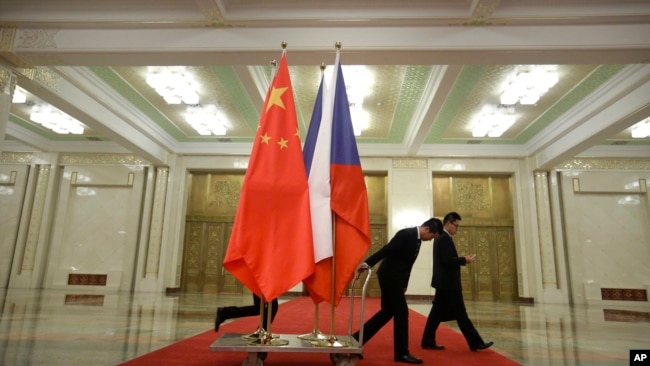  2015年11月27日，在北京人民大会堂举行的欢迎捷克总理索博特卡的仪式结束后，工作人员拖走中国和捷克的国旗。 
