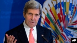 Menlu AS John Kerry hari Selasa (19/11) menepiskan kekhawatiran PM Israel soal kemungkinan kesepakatan nuklir dengan Iran (foto: dok).