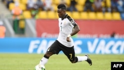 Christian Atsu contrôle le ballon lors du match de la Coupe d'Afrique des Nations 2017 entre le Ghana et l'Ouganda à Port-Gentil le 17 janvier 2017.