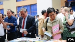 Phoeung Sakona, Minister of Culture, far right, attends the book exhibition on National Reading Day at the National Institution of Education, Phnom Penh, Cambodia, March 11, 2017. (Khan Sokummono/VOA Khmer).