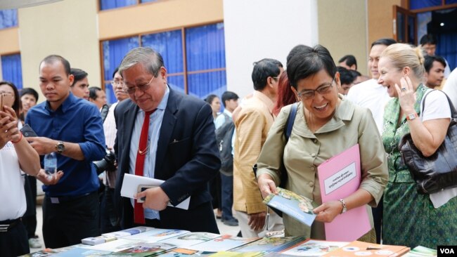 Phoeung Sakona, Minister of Culture, far right, attends the book exhibition on National Reading Day at the National Institution of Education, Phnom Penh, Cambodia, March 11, 2017. (Khan Sokummono/VOA Khmer).