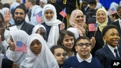 Remaja muslim dari sekolah Islam Al-Rahmah di Baltimore, Maryland menyambut kunjungan Presiden AS Barack Obama 3 Februari lalu (foto: ilustrasi). 