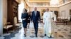 El presidente de EE. UU., Joe Biden, camina en el Vaticano junto al papa Francisco y la primera dama Jill Biden el 29 de octubre de 2021.