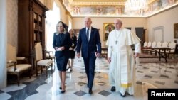 El presidente de EE. UU., Joe Biden, camina en el Vaticano junto al papa Francisco y la primera dama Jill Biden el 29 de octubre de 2021.