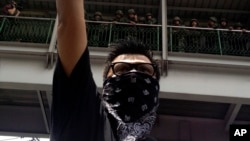 Người biểu tình chống đảo chính giơ tay chào kiểu phim 'The Hunger Games' tại Bangkok.