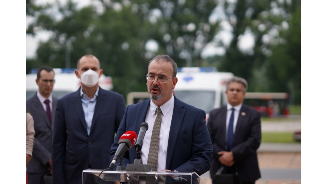 Ambasador Sjedinjenih Američkih Država u Srbiji, Entoni Godfri uručio je u ministru zdravlja Srbije Zlatiboru Lončaru šest novih ambulantnih vozila, namenjenih zdravstvenim ustanovama u Srbiji, u Beogradu, 14. juna 2021. (Foto: Ambasada SAD u Srbiji)