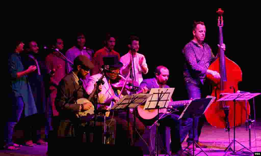 امریکی بینڈ اور ناپا کے طالبعلموں کا پاکستانی ملی نغموں پر منفرد پرفارمنس