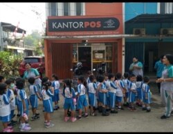 Para murid berkunjung ke kantor pos dekat sekolah (foto: courtesy).