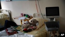 Mede i igračke na krevetu deteta u pedijatrijskoj jedinici bolnice Robert Debre u Parizu u Francuskoj, 3. marta 2021.