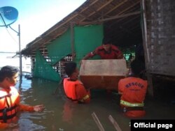 မန္တလေးတိုင်းဒေသကြီး ညောင်ဦးမြို့ ဧရာဝတီမြစ်ကမ်းဘေးက နေအိမ်အတွင်းရှိ ပစ္စည်းများကို ကူညီ ရွှေ့ပြောင်းပေးနေတဲ့အရန်မီးသတ်တပ်ဖွဲ့ဝင်များ။ (ဓာတ်ပုံ - Myanamr Fire Services Department - ဇူလိုင် ၃၁၊ ၂၀၂၀)