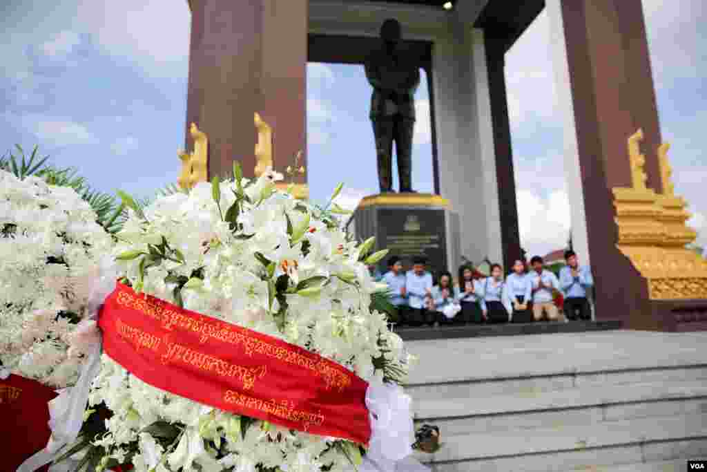 ក្រុមយុវជនកម្ពុជាប្រារព្ធវិញ្ញាន្ធក្ខណ្ឌព្រះបរមរដ្ឋនកោដ្ឋក្នុងឱកាសប្រារព្ធខួបលើកទី៦៣ឆ្នាំនៃទិវាបុណ្យឯករាជ្យជាតិ នៅថ្ងៃពុធ ទី៩ ខែវិច្ឆិកា ឆ្នាំ២០១៦ នារាជធានីភ្នំពេញ។