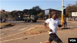 Protesters are seen running from members of the army, in Harare, Zimbabwe, Aug. 7, 2018. On Tuesday, embassies of the European Union, the U.S., Canada and Switzerland in Harare issued a statement expressing concern over “excessive use of force" by Zimbabwe authorities against protesters of the opposition Movement for Democratic Change Alliance last week. (C. Mavhunga/VOA)