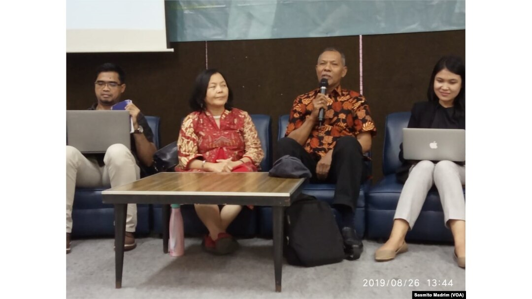 Ki-ka: Guru Besar Universitas Indonesia Sulistyowati Irianto, Aktivis Aliansi Masyarakat Adat Nusantara (AMAN) Tommy Indyan saat berdiskusi soal living law di kantor YLBHI, Jakarta, Senin, 26 Agustus 2019.(Foto: Sasmito Madrim/VOA)