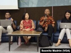 Ki-ka: Guru Besar Universitas Indonesia Sulistyowati Irianto, Aktivis Aliansi Masyarakat Adat Nusantara (AMAN) Tommy Indyan saat berdiskusi soal living law di kantor YLBHI, Jakarta, Senin, 26 Agustus 2019.(Foto: Sasmito Madrim/VOA)