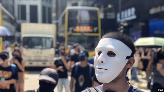 數以千計香港市民及抗爭者10月4日中午在中環戴上面具及口罩快閃遊行堵路，反對當局制定禁蒙面法。(攝影: 美國之音湯惠芸）