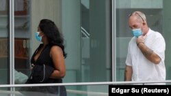 WN Inggris Skea Nigel dan rekannya Agatha Maghesh Eyamalai tiba di Pengadilan Negara untuk sidang setelah melanggar peraturan karantina COVID-19 di Singapura 15 Februari 2021. (Foto: REUTERS / Edgar Su)