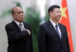 资料照：中国国家主席习近平在北京人大会堂会晤到访的基里巴斯总统马茂。（2020年1月6日）