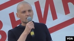 被软禁的反对派领袖乌达里佐夫在去年7月莫斯科的反政府集会上。（美国之音白桦拍摄）