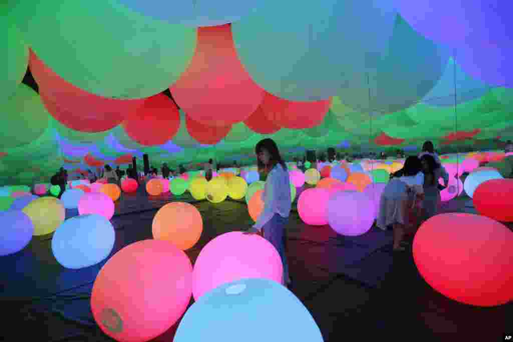 شهر جاکارتا در اندونزی میزبان نمایشگاهی موسوم به &laquo;هنر دیجیتال&raquo; است.&nbsp; در بخشی از این نمایشگاه بادکنک&zwnj;ها رنگارنگ در زیر نورهای شاد چیدمان شده اند.&nbsp;