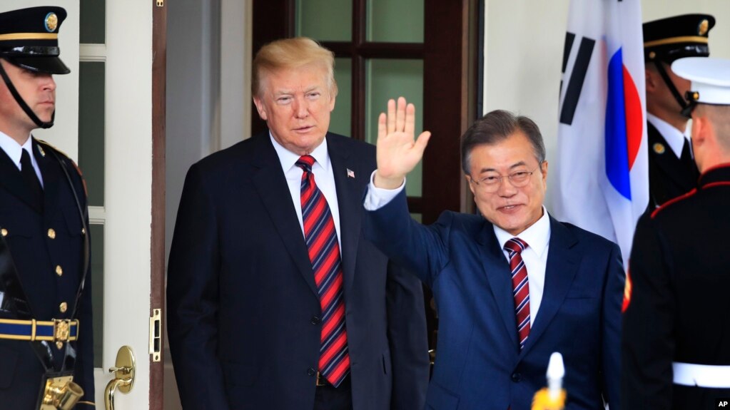 Tổng thống Hàn Quốc Moon Jae-in vẫy tay khi được Tổng thống Mỹ Donald Trump chào đón tới Nhà Trắng ở Washington hôm 22/5. Ông Moon sẽ trở lại Nhà Trắng trong tháng này để tái khởi động đàm phán phi hạt nhân hóa với Triều Tiên.