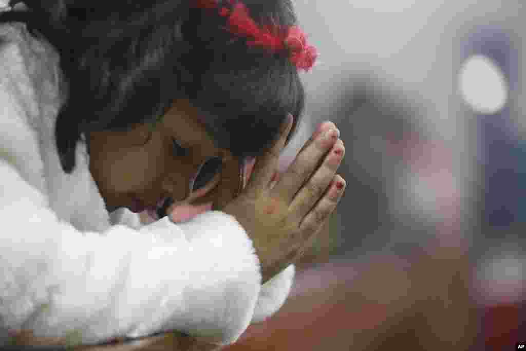 An Indian girl prays during the midnight Christmas Mass at Saint Joseph&#39;s Cathedral in Lucknow, India, Dec. 25, 2017.