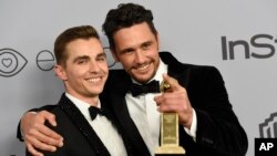 Dave Franco (L) poses with James Franco, winner of the award for best performance by an actor in a motion picture, musical, or comedy for 'The Disaster Artist,' at the InStyle and Warner Bros. Golden Globes after-party in Beverly Hills, Calif., Jan. 7, 2018.