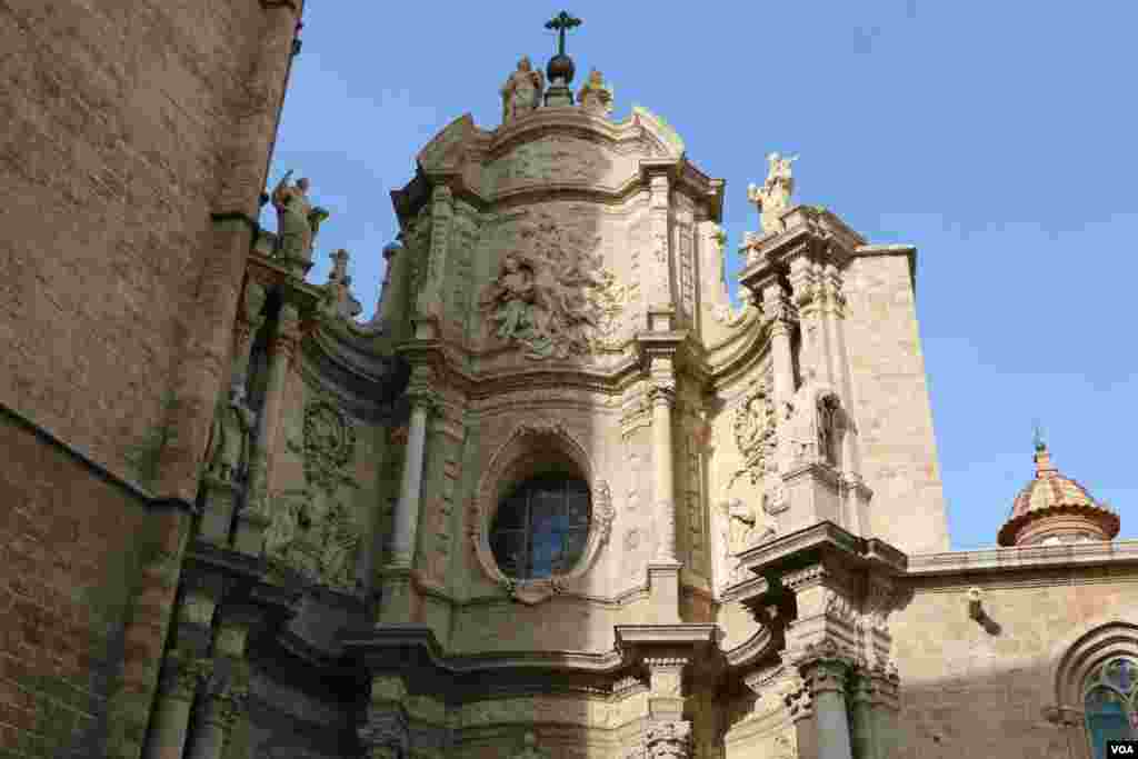 کلیسای جامع شهر والنسیا که قدمتی نهصد ساله دارد.