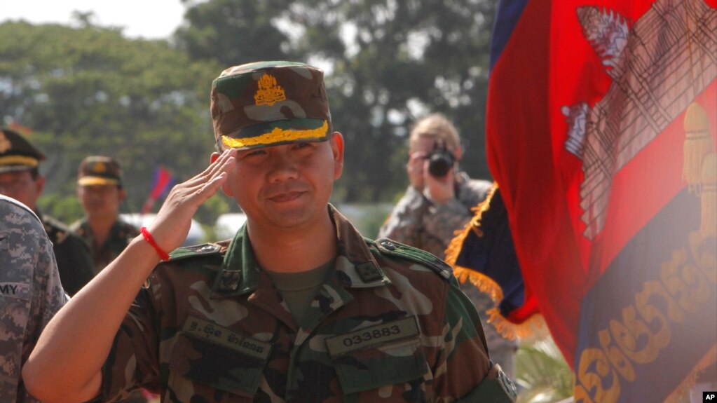 រូបឯកសារ៖ លោកឧត្តមសេនីយ៍ ហ៊ុន ម៉ាណែត នាយរងសេនាធិការចម្រុះ មេបញ្ជាការរងកងទ័ពជើងគោក ចូលរួមនៅក្នុងលំហាត់សមយុទ្ធ«ឆ្មាំអង្គរ២០១៤» ជាមួយយោធាសហរដ្ឋអាមេរិក នៅមេបញ្ជាការដ្ឋានរថពាសដែកនៅខេត្តកំពង់ស្ពឺ កាលពីថ្ងៃទី២១ ខែមេសា ឆ្នាំ២០១៤។