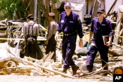 Polisi dan tim forensik Australia melakukan pemeriksaan di lokasi ledakan di Kuta, Bali (17/10/2002). Setelah Bom Bali 2002, jaringan teroris Indonesia kini dalam keadaan kocar-kacir.