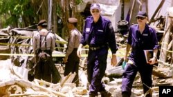 Polisi Indonesia dan tim forensik Australia melakukan pemeriksaan di lokasi ledakan di Kuta, Bali (17/10/2002). Setelah Bom Bali tahun 2002, jaringan teroris Indonesia kini dalam keadaan kocar-kacir. 