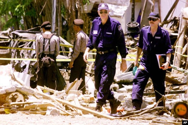 Polisi dan tim forensik Australia melakukan pemeriksaan di lokasi ledakan di Kuta, Bali (17/10/2002). Setelah Bom Bali 2002, jaringan teroris Indonesia kini dalam keadaan kocar-kacir.