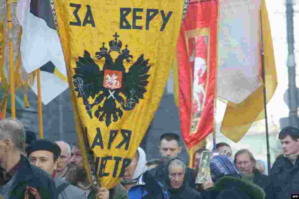 Одинокие участники «Русского марша» влились православный крестный ход