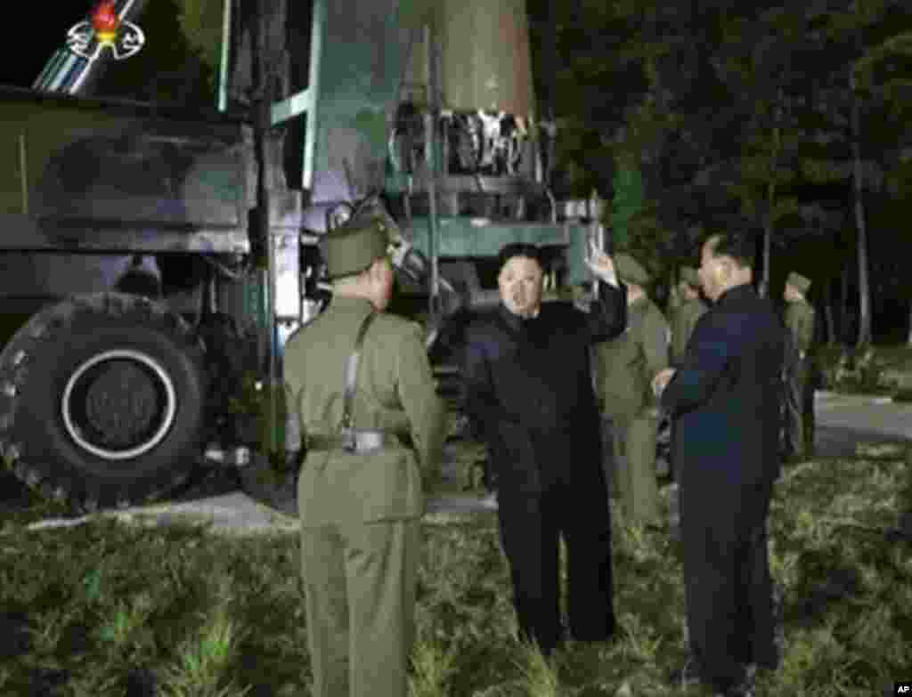 김정은 북한 국무위원장이 '화성-14' 탄도미사일의 2차 시험발사 준비를 지도하는 장면을 조선중앙TV가 보도했다.