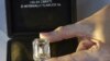Seorang staf memegang berlian berwarna D, berlian berbentuk persegi panjang tanpa cacat dengan ukuran 100,94 karat selama pratinjau di Christie's sebelum penjualan lelang di Jenewa, Swiss, 7 Mei 2021. (Foto: REUTERS/Denis Balibouse)