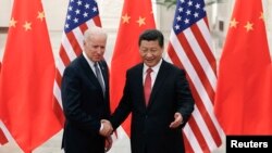 Presiden China Xi Jinping (kanan) menerima kunjungan Wapres AS Joe Biden di Beijing, Rabu (4/12). 