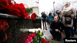 Цветы в память погибших в крушении Ту-154. Москва, Россия. 25 декабря 2016 г.