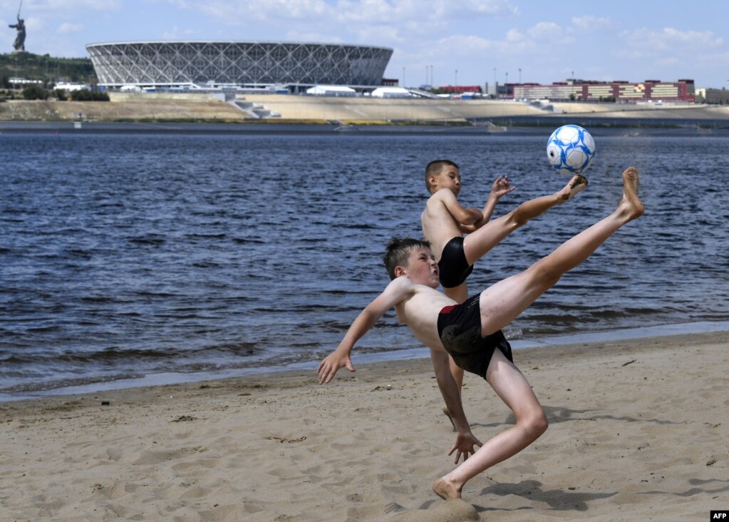 2018 러시아 월드컵이 열리는 볼고그라드 경기장 앞 볼가강에서 아이들이 축구를 하고 있다.