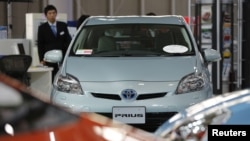 Sebuah mobil Toyota Prius dipamerkan di ruang pamer perusahaan tersebut di Tokyo, Jepang (14/11). Raksasa otomotif Jepang ini kembali menarik jutaan kendaraannya karena masalah kemudi dan pompa air.