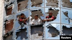 修理工重装玻璃：一枚汽车炸弹在也门胡塞叛乱分子管理的一个医院爆炸