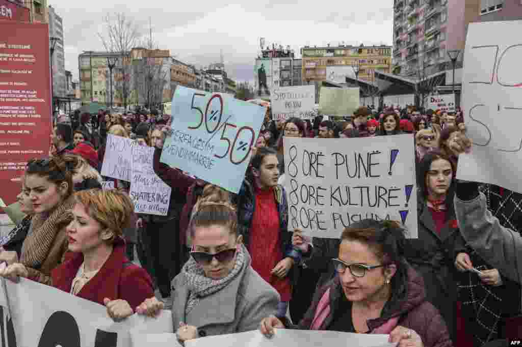 Des féministes lors d'une manifestations lors de la Journée des droits des femmes à Pristina, le 8 mars 2018.