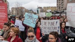 Des féministes lors d'une manifestations lors de la Journée des droits des femmes à Pristina, le 8 mars 2018.
